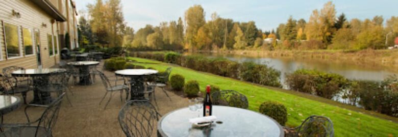 Lakeside Bar and Grill