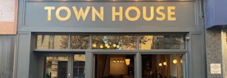 Town House Kitchen + Drinks
