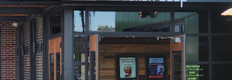 Chicken N Pickle – Overland Park